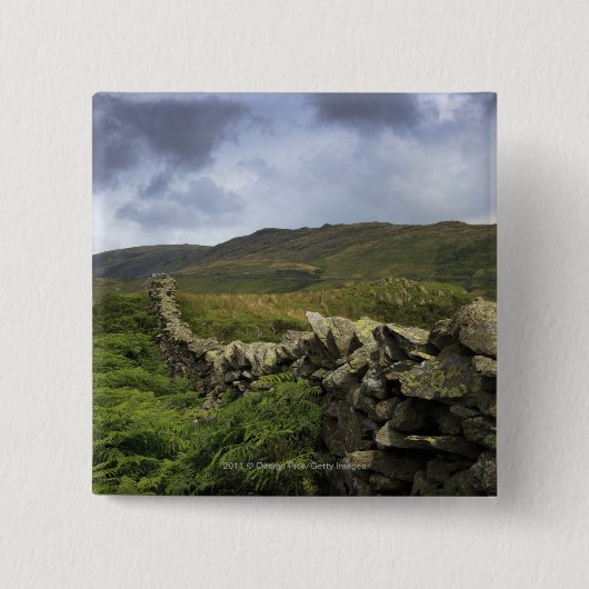 Ein Steinzaun durch Felder Button (Vorderseite)