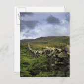 Ein Steinzaun durch Felder Postkarte (Vorne/Hinten)