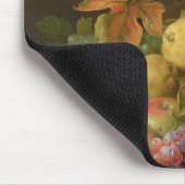 Ein Stillleben der Melonen, der Trauben und der Mousepad (Ecke)