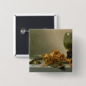 Ein Stillleben mit einem Roemer und einer Button (Vorne & Hinten)