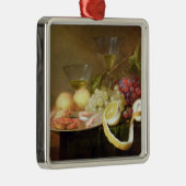 Ein Stillleben mit Gläsern Silbernes Ornament (Rechts)