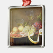 Ein Stillleben mit Gläsern Silbernes Ornament (Links)
