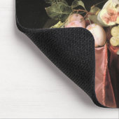 Ein Stillleben mit Trauben, Pflaumen Mousepad (Ecke)