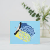 Ein Storch trägt eine ukrainische Flagge Postkarte (Stehend Vorderseite)