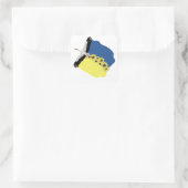 Ein Storch trägt eine ukrainische Flagge Quadratischer Aufkleber (Tasche)