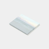 Ein Strand mit weißem Sand, blaues Wasser Post-it Klebezettel (angewinkelt)