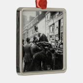 Ein Straßen-Unfall Ornament Aus Metall (Rechts)