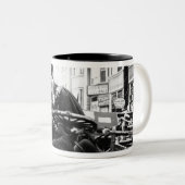 Ein Straßen-Unfall Zweifarbige Tasse (VorderseiteRechts)