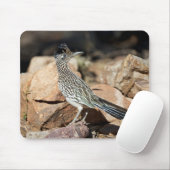 Ein Straßenläufer hält sich kurzzeitig auf die Suc Mousepad (Mit Mouse)