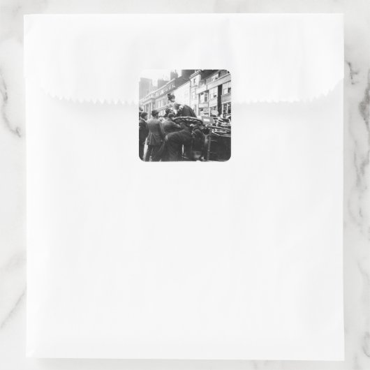 Ein Straßenunfall Quadratischer Aufkleber (Tasche)