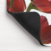 ein Strauß roter Tulpen wird von einem Monarchen b Mousepad (Ecke)