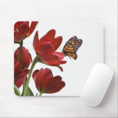 ein Strauß roter Tulpen wird von einem Monarchen b Mousepad (Mit Mouse)