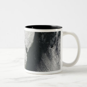 Ein strenger Wintersturm 2 Zweifarbige Tasse