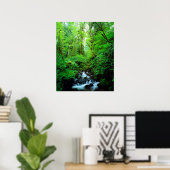 Ein Strom in einem alten Wald Poster (Heimbüro)