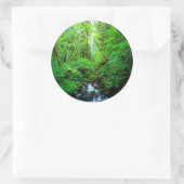 Ein Strom in einem alten Wald Runder Aufkleber (Tasche)