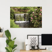 Ein Strom und ein Wasserfall im Dartmoor-Nationalp Poster (Heimbüro)