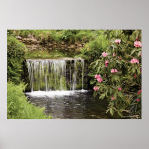 Ein Strom und ein Wasserfall im Dartmoor-Nationalp Poster