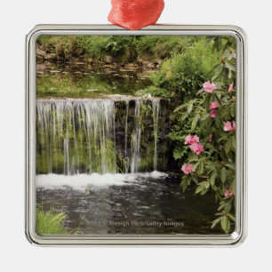 Ein Strom und ein Wasserfall in Dartmoor Ornament Aus Metall