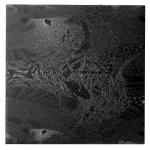 Ein Stück dunkelschwarze Keramik mit einem bemerke