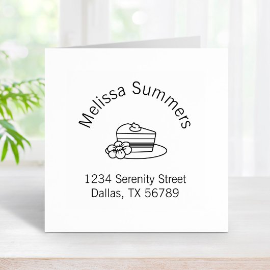 Ein Stück Kuchen auf einer Plattenaufsatzadresse Gummistempel