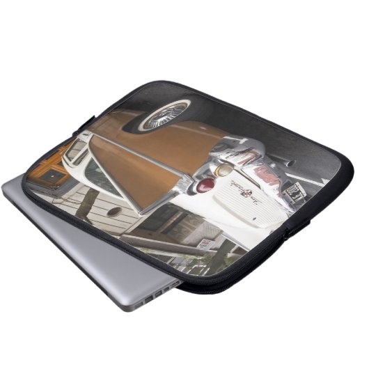 Ein Studebaker Silver Hawk Classic Car geparkt auf Laptopschutzhülle (Vorne Knopf)