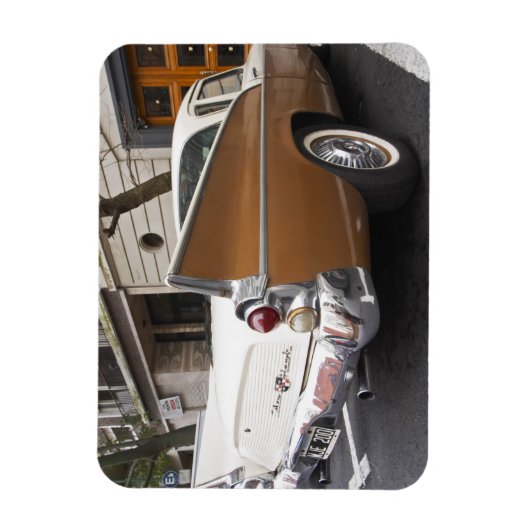 Ein Studebaker Silver Hawk Classic Car geparkt auf Magnet (Vertikal)