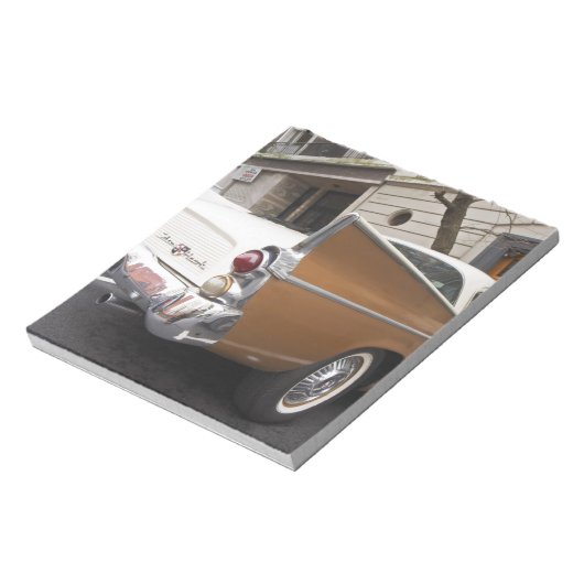 Ein Studebaker Silver Hawk Classic Car geparkt auf Notizblock (Rotiert)