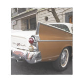 Ein Studebaker Silver Hawk Classic Car geparkt auf Notizblock (Vorderseite)