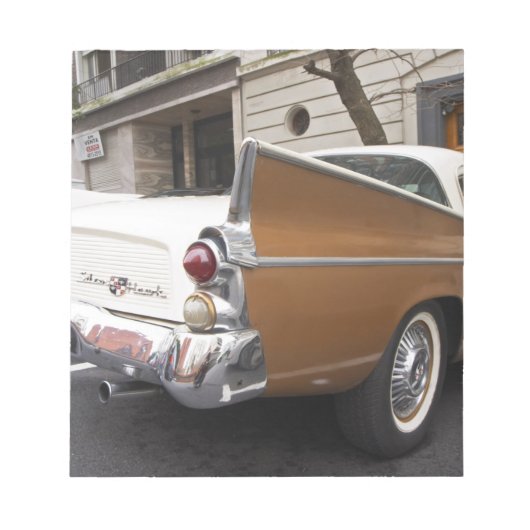 Ein Studebaker Silver Hawk Classic Car geparkt auf Notizblock (Vorderseite)