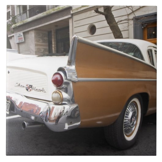 Ein Studebaker Silver Hawk Oldtimer, der auf einer Fliese (Vorderseite)