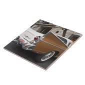 Ein Studebaker Silver Hawk Oldtimer, der auf einer Fliese (Seite)