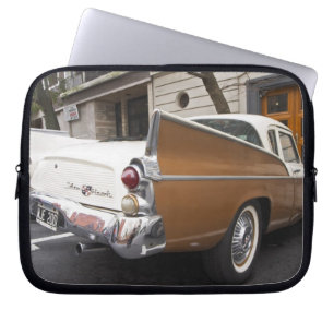 Ein Studebaker Silver Hawk Oldtimer, der auf einer Laptopschutzhülle