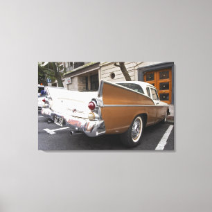 Ein Studebaker Silver Hawk Oldtimer, der auf einer Leinwanddruck