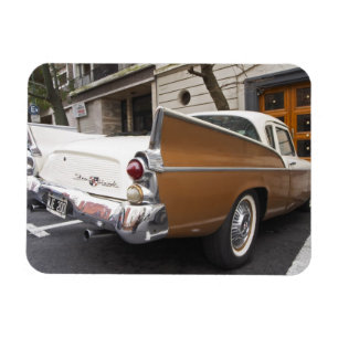 Ein Studebaker Silver Hawk Oldtimer, der auf einer Magnet