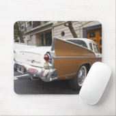 Ein Studebaker Silver Hawk Oldtimer, der auf einer Mousepad (Mit Mouse)