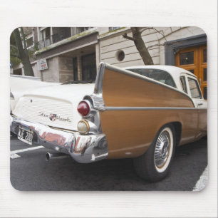 Ein Studebaker Silver Hawk Oldtimer, der auf einer Mousepad