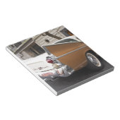 Ein Studebaker Silver Hawk Oldtimer, der auf einer Notizblock (angewinkelt)