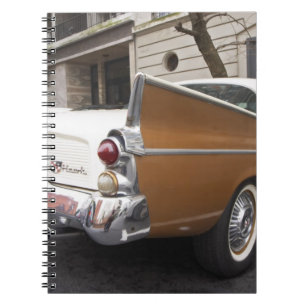 Ein Studebaker Silver Hawk Oldtimer, der auf einer Notizblock