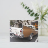 Ein Studebaker Silver Hawk Oldtimer, der auf einer Postkarte (Stehend Vorderseite)