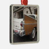 Ein Studebaker Silver Hawk Oldtimer, der auf einer Silbernes Ornament (Rechts)