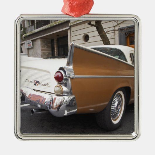 Ein Studebaker Silver Hawk Oldtimer, der auf einer Silbernes Ornament (Vorne)