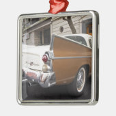 Ein Studebaker Silver Hawk Oldtimer, der auf einer Silbernes Ornament (Links)