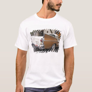 Ein Studebaker Silver Hawk Oldtimer, der auf einer T-Shirt