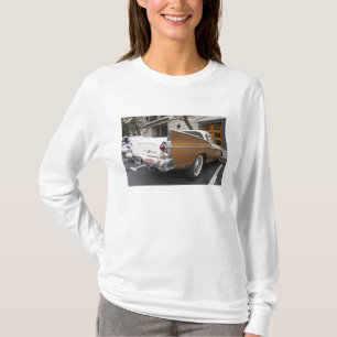 Ein Studebaker Silver Hawk Oldtimer, der auf einer T-Shirt