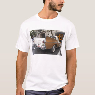 Ein Studebaker Silver Hawk Oldtimer, der auf einer T-Shirt