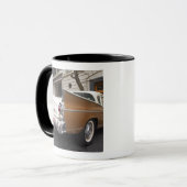 Ein Studebaker Silver Hawk Oldtimer, der auf einer Tasse (Vorderseite Links)