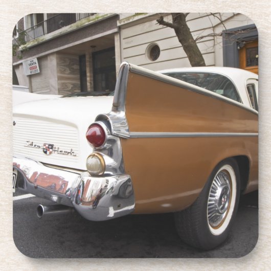 Ein Studebaker Silver Hawk Oldtimer, der auf einer Untersetzer (Vorderseite)
