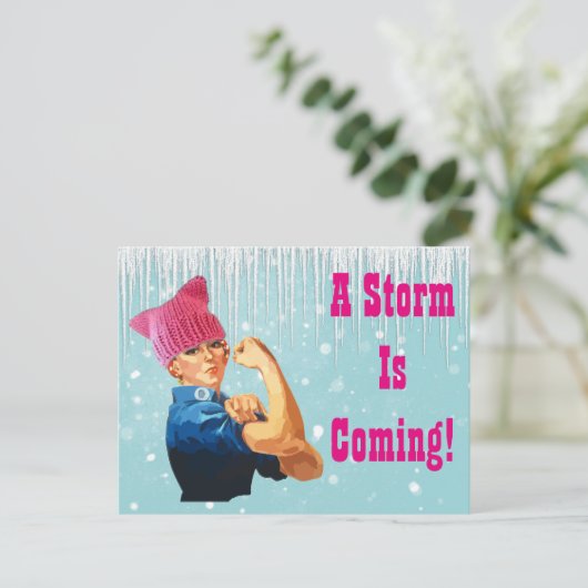 "Ein Sturm kommt" mit Rosie in rosa Hut Postkarte (Stehend Vorderseite)