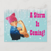 "Ein Sturm kommt" mit Rosie in rosa Hut Postkarte (Vorderseite)