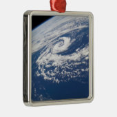 Ein subtropischer Zyklon Ornament Aus Metall (Rechts)